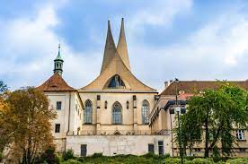 (Čeština) Věže Emauzského kláštera