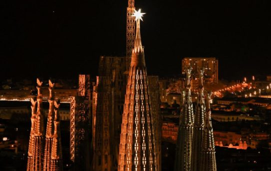 (Čeština) V Barceloně slavnostně odhalili zatím nejvyšší věž baziliky Sagrada Família