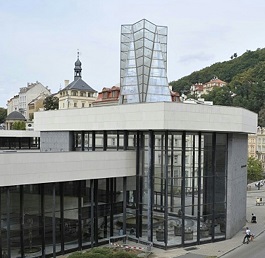 (Čeština) Na vrchol Vřídelní kolonády v K. Varech se vrací skleněný osmihran