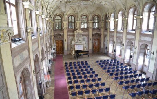 (Čeština) Odborná konference „Současná architektura v historických souvislostech – Správa historické městské krajiny“