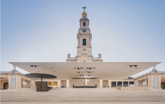 (Čeština) Venkovní oltář v modlitební oblasti/Paula Santos arquitectura