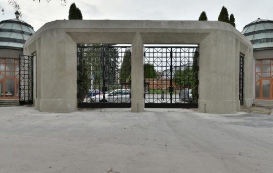 (Čeština) Brána Ďáblického hřbitova