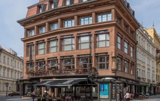 (Čeština) Hlavní město Praha - Česká moderní architektura