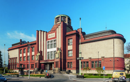 (Čeština) Královéhradecký kraj – Česká moderní architektura